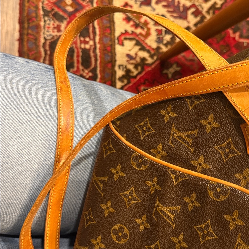 Louis Vuitton Arch-Shaped Monogram Brown Shoulder Bag - Picture 2 of 8